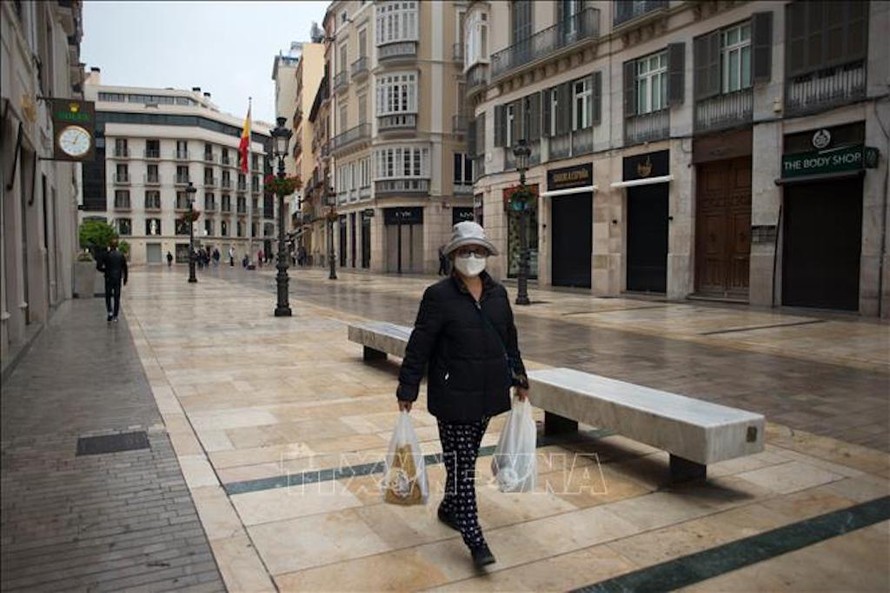 Người dân đeo khẩu trang nhằm ngăn chặn sự lây lan của dịch COVID-19 tại Malaga, Tây Ban Nha ngày 15/3/2020. Ảnh: AFP/TTXVN
