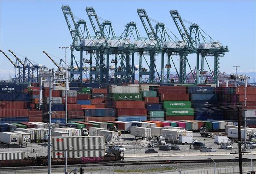 Hàng hóa từ Trung Quốc và các nước khác được bốc dỡ tại cảng Long Beach, Los Angeles, California, Mỹ. Ảnh: AFP/TTXVN