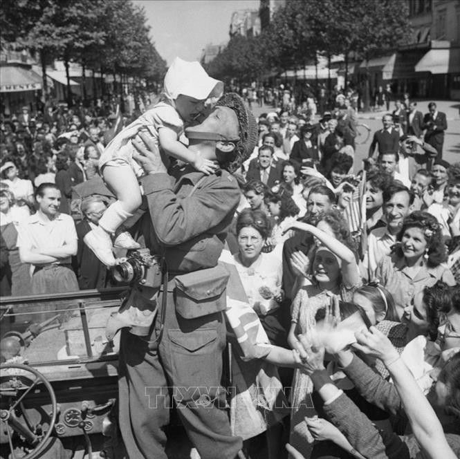 Binh lính Anh nhận được sự đón tiếp nồng hậu của người dân Paris (Pháp) khi tiến vào thành phố vừa được giải phóng, ngày 28/8/1944. Ảnh: Tư liệu quốc tế/TTXVN phát