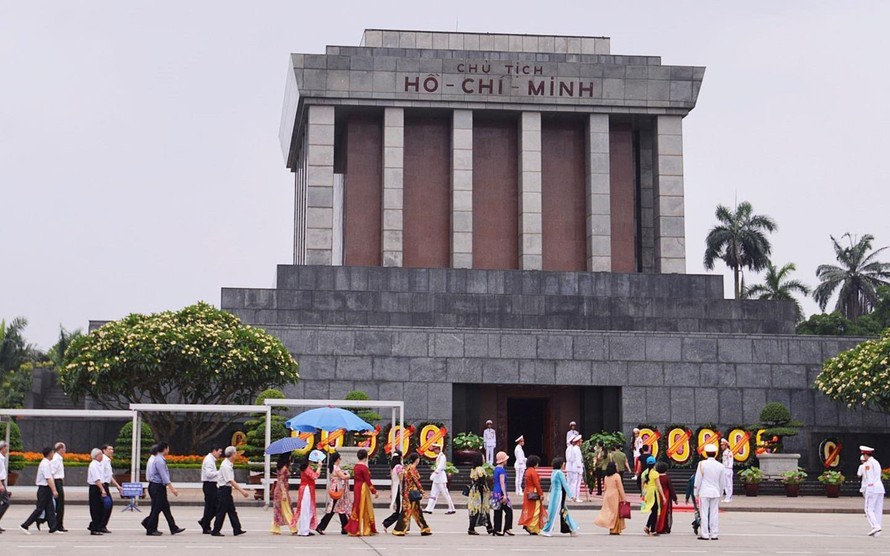 Đồng bào và du khách xếp hàng vào viếng Lăng Chủ tịch Hồ Chí Minh. 