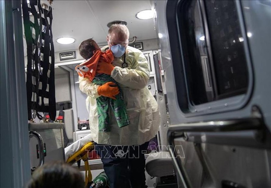 Nhân viên y tế chuyển bệnh nhi có triệu chứng sốt từ xe cứu thương vào một bệnh viện ở bang Connecticut, Mỹ ngày 4/4/2020 trong bối cảnh dịch COVID-19 lây lan mạnh. Ảnh: Getty Images/TTXVN