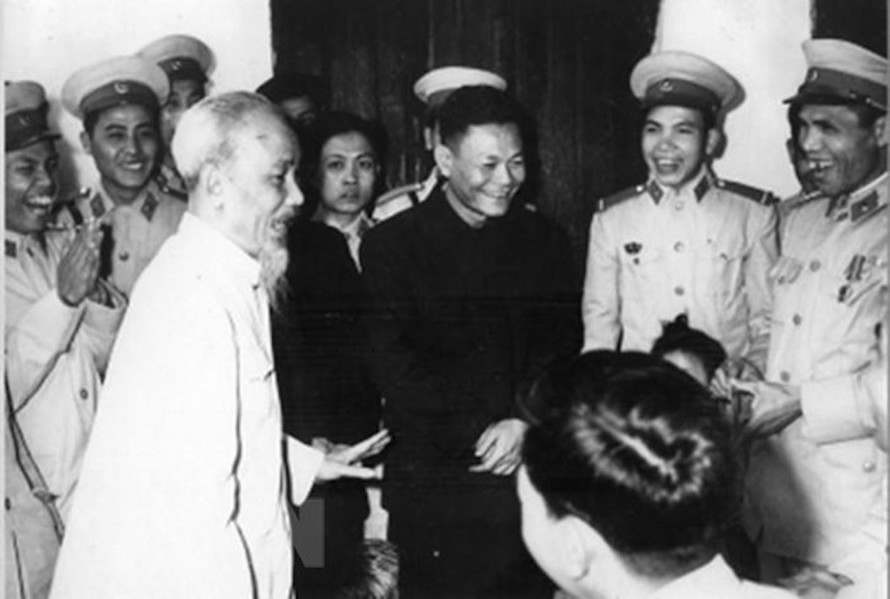 Bác Hồ đến thăm cán bộ, chiến sỹ một đơn vị Cảnh sát nhân dân khu Hoàn Kiếm (Hà Nội), ngày 1 Tết Quý Mão 1963. (Ảnh: Tư liệu/TTXVN phát)