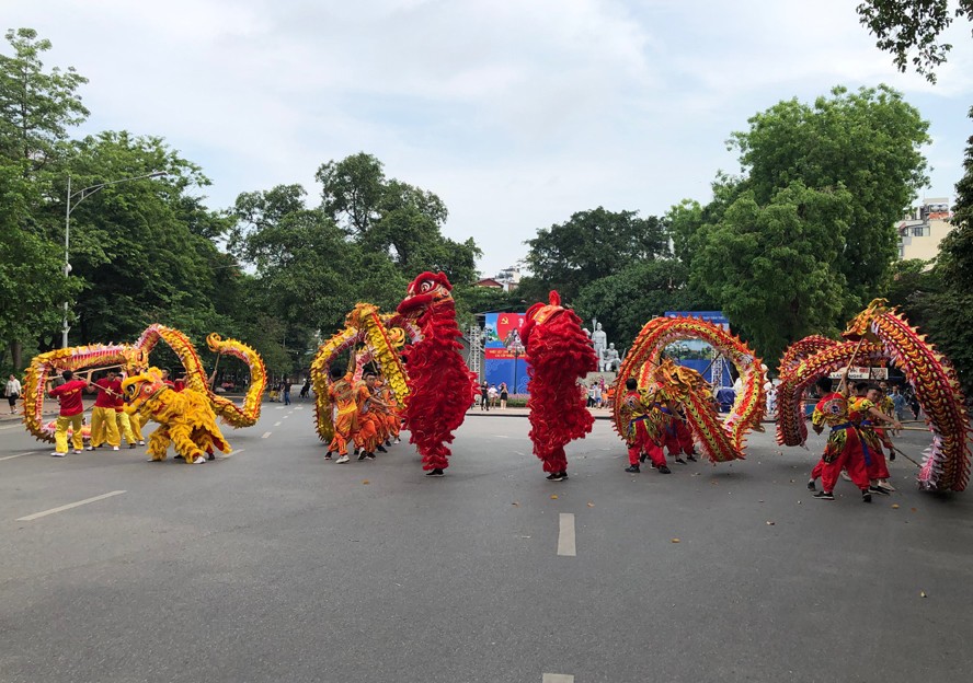 Trình diễn múa rồng tại phố đi bộ khu vực hồ Hoàn Kiếm