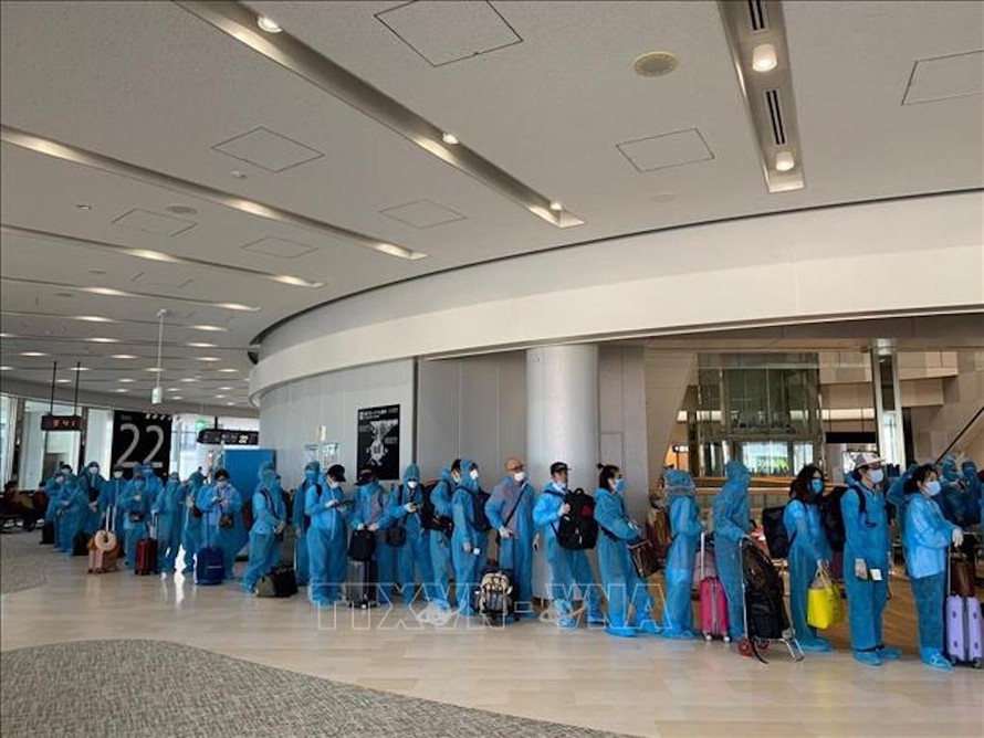 Công dân Việt Nam từ Nhật Bản trở về an toàn tại sân bay quốc tế Đà Nẵng.