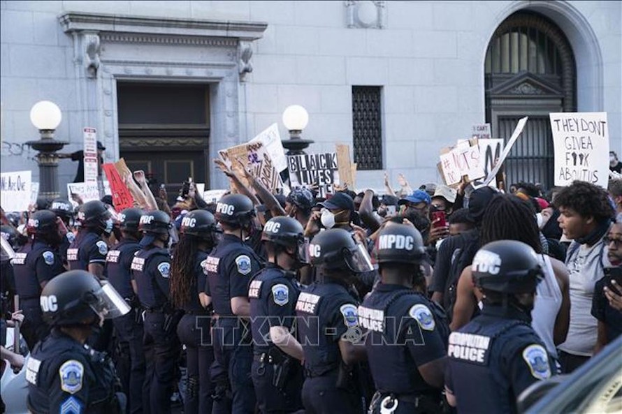 Cảnh sát chống bạo động Mỹ được triển khai ngăn người biểu tình quá khích trong cuộc tuần hành phản đối phân biệt chủng tộc ở Washington D.C., ngày 31/5/2020. 