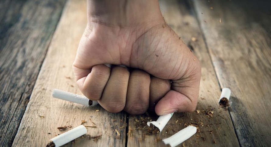 Một số người thường gặp phải nhiều thay đổi khó chịu về thể chất, tinh thần sau khi bỏ thuốc lá. (Ảnh minh hoạ)