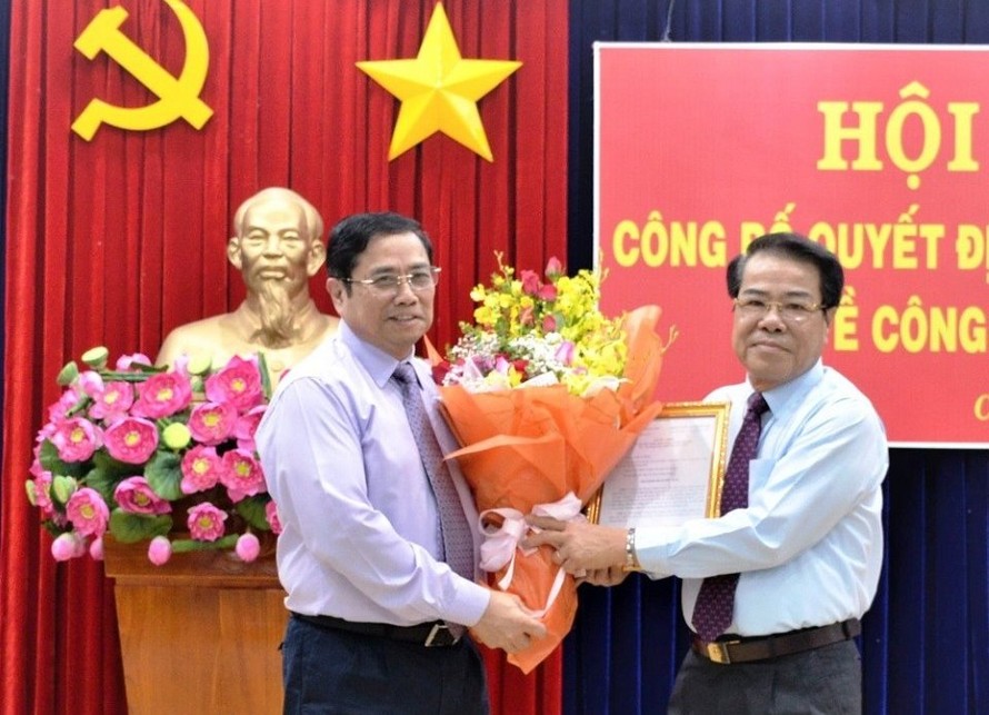 Đồng chí Phạm Minh Chính trao quyết định và chúc mừng đồng chí Dương Thanh Bình.