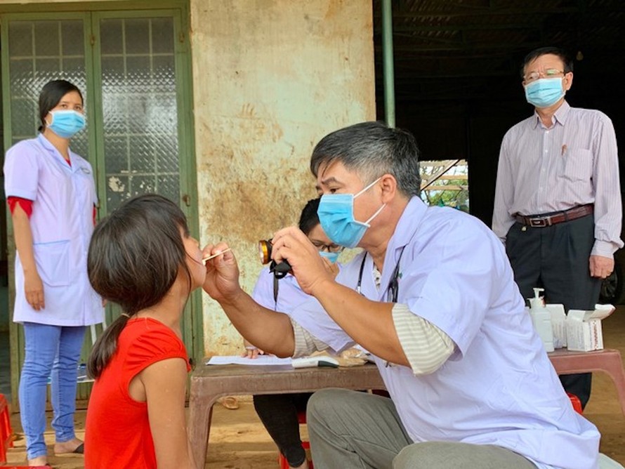 Tiến hành khám sàng lọc cho người dân để phát hiện bệnh bạch hầu tại (huyện Đắk Đoa, tỉnh Gia Lai)
