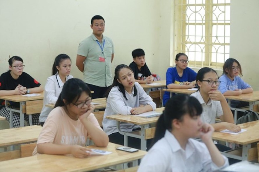 Nửa đêm, học sinh Hà Nội sững sờ nhận thông báo đổi địa điểm thi vào lớp 10