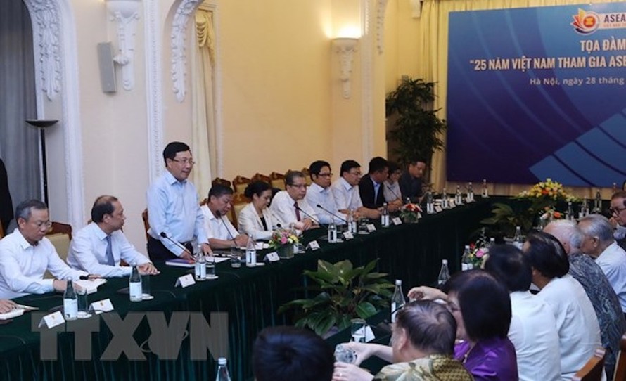 Kỷ niệm 25 năm Việt Nam gia nhập ASEAN: Cùng nhìn lại và đi tới