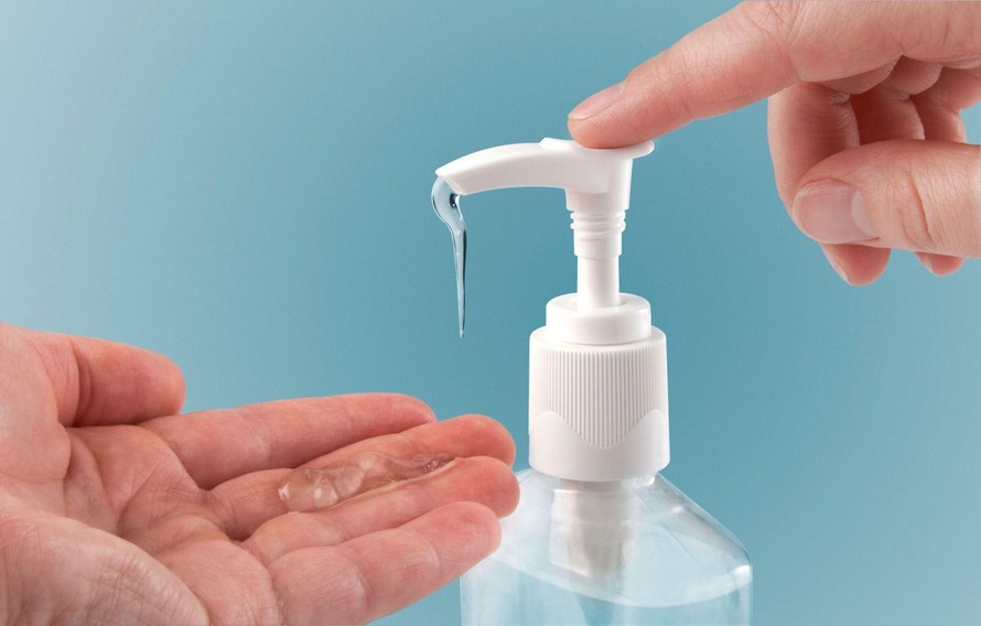 Thường xuyên rửa tay bằng dung dịch sát khuẩn sẽ khiến da tay bị khô.