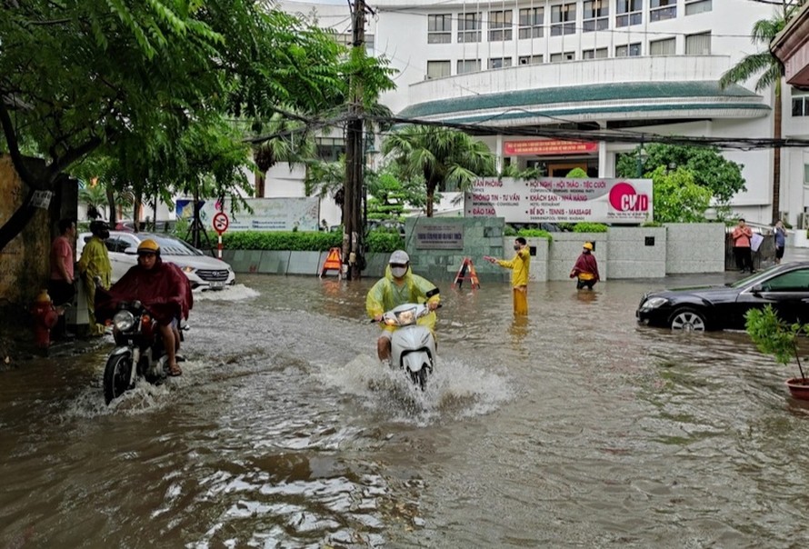 Công ty Thoát nước Hà Nội lý giải nguyên nhân úng ngập do mưa lớn