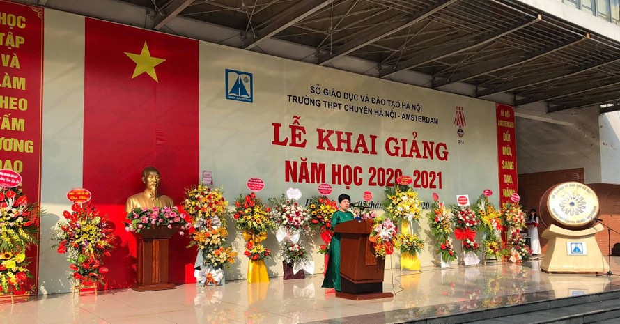 Bà Trần Thuỳ Dương - Hiệu trưởng trường THPT chuyên Hà Nội - Amsterdam phát biểu tại Lễ khai giảng năm học mới 2020-2021.