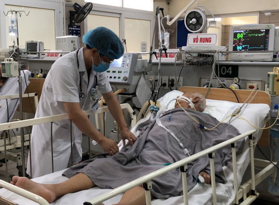 Bệnh nhân ngộ độc pate Minh Chay điều trị tại Bệnh viện Bạch Mai.