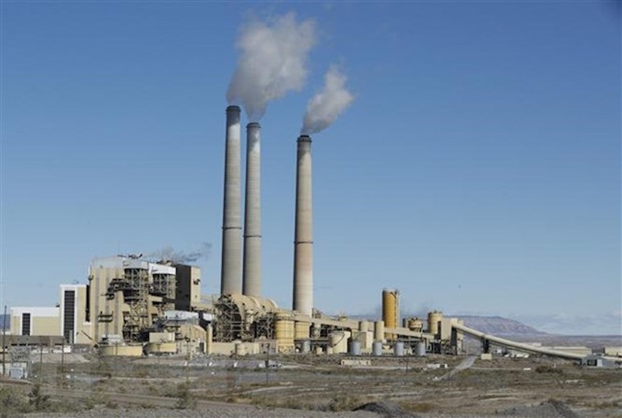 Khí thải bốc lên từ ống khói tại nhà máy điện ở Castle Dale, Utah, Mỹ. (Nguồn: AFP/TTXVN)