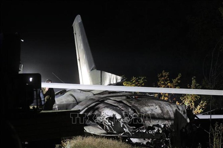 Lực lượng chức năng điều tra tại hiện trường vụ rơi máy bay vận tải quân sự Antonov-26 gần căn cứ không quân Chuhuiv, cách Kharkiv, miền Đông Ukraine khoảng 30km về phía Đông Nam ngày 25/9/2020. 