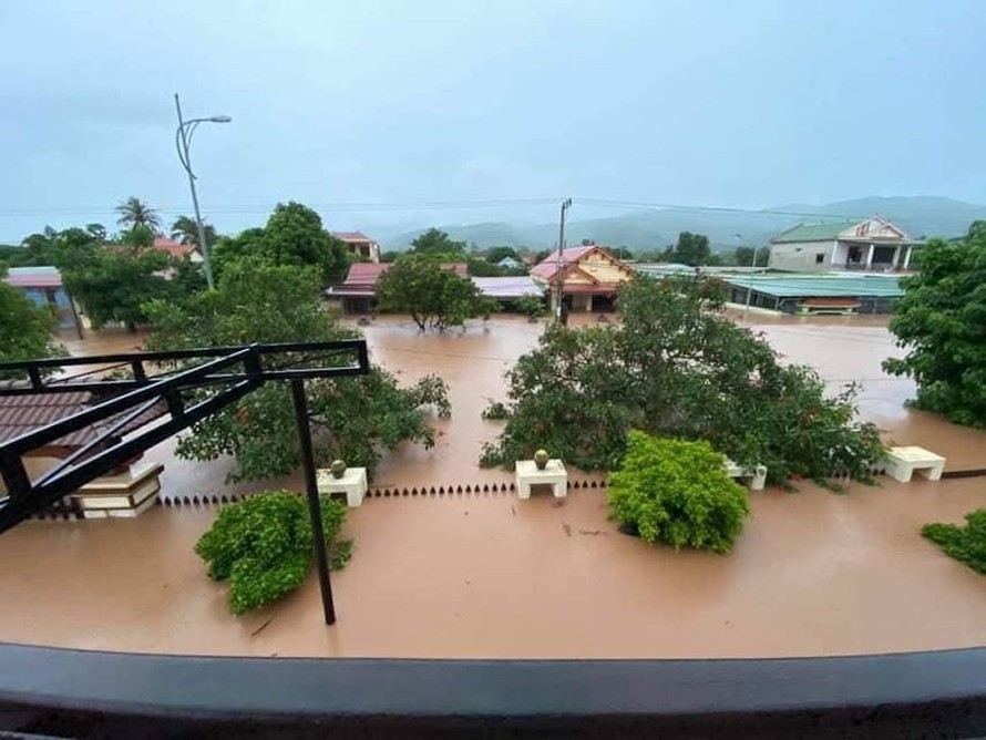 Mưa lớn kéo dài khiến nhiều nhà dân ở Quảng Trị chìm trong nước.
