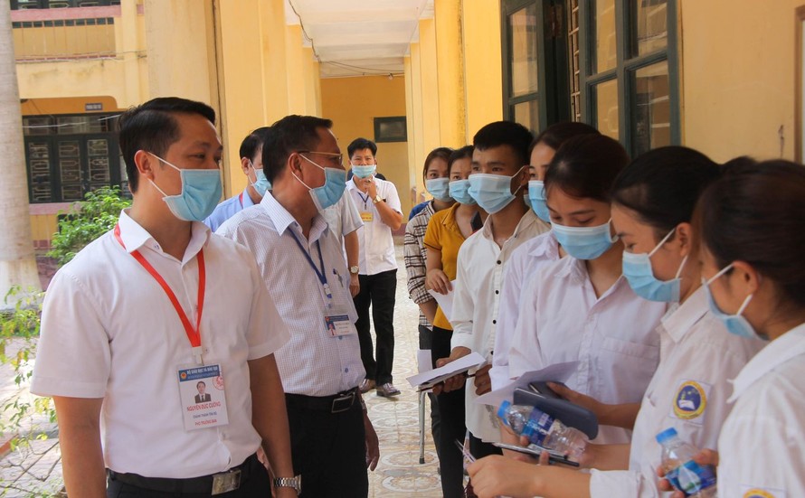 TS. Nguyễn Đức Cường kiểm tra điểm thi, động viên học sinh trong kỳ thi tốt nghiệp THPT năm 2020.