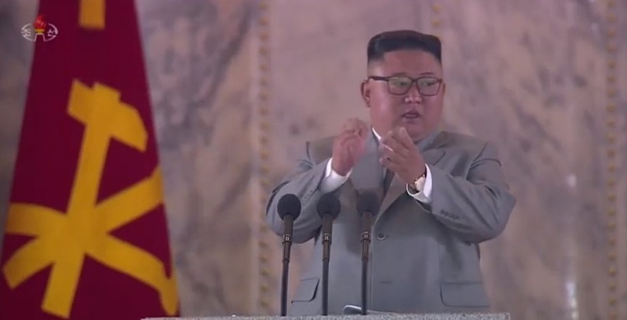 Chủ tịch Kim Jong-un ngừng bài phát biểu một lúc để vỗ tay đáp lại người nghe. Ảnh chụp màn hình