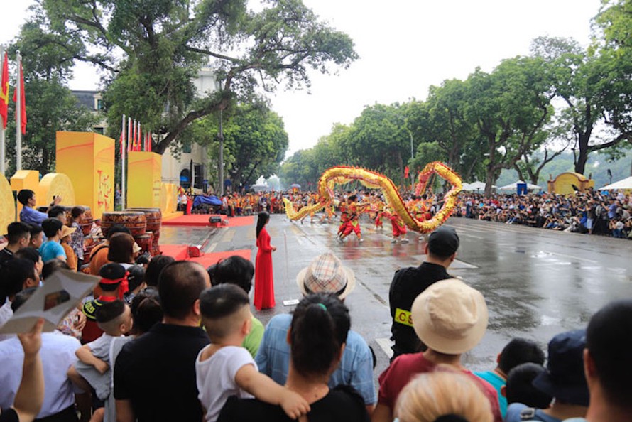 Người dân Hà Nội hào hứng với các hoạt động chào mừng Đại lễ 1010 năm Thăng Long - Hà Nội.