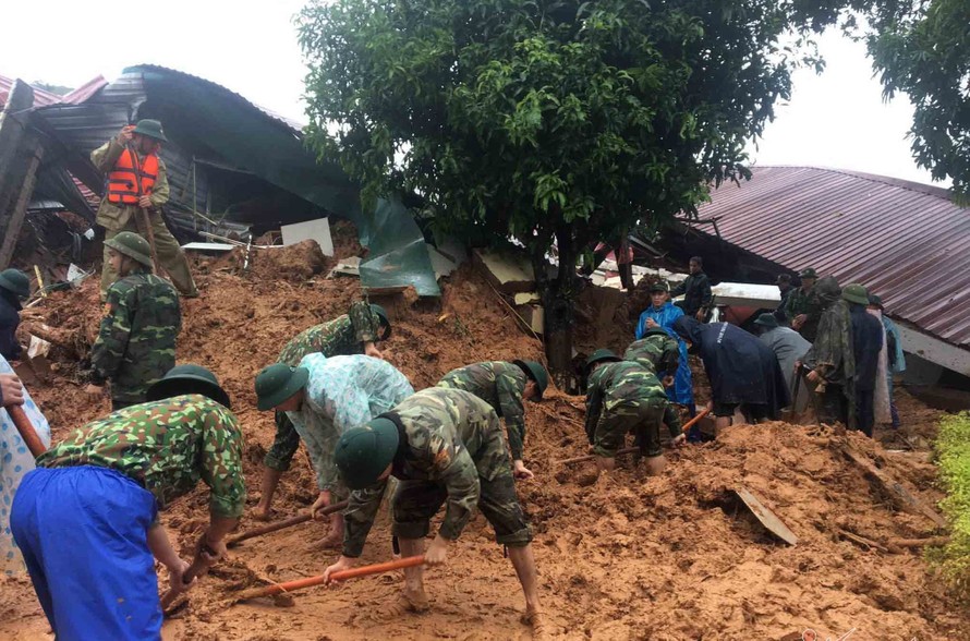 Lực lượng đang đào bới đất để tìm kiếm các nạn nhân.