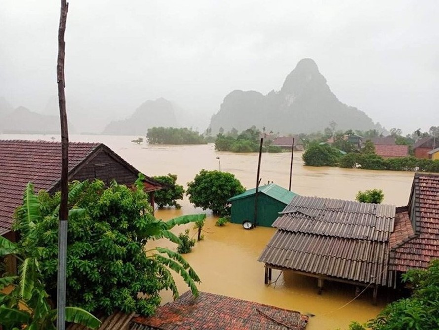 ‘Lũ chồng lũ’ khiến hơn 34 ngàn nhà dân ở Quảng Bình bị ngập, gần 200 thôn, bản bị cô lập, chia cắt và hàng ngàn người dân phải di dời khẩn cấp trong đêm.