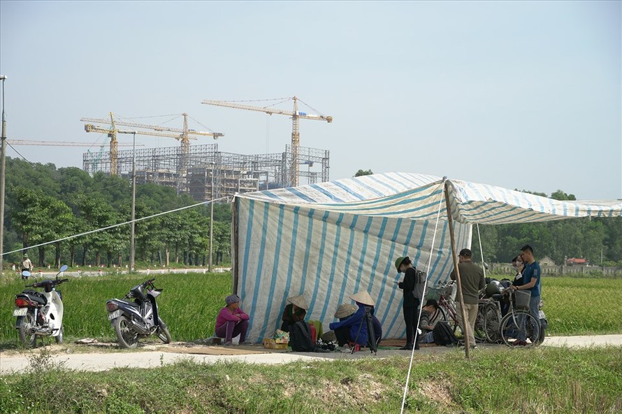 Người dân căng lều chặn xe chở rác vào bãi rác Nam Sơn