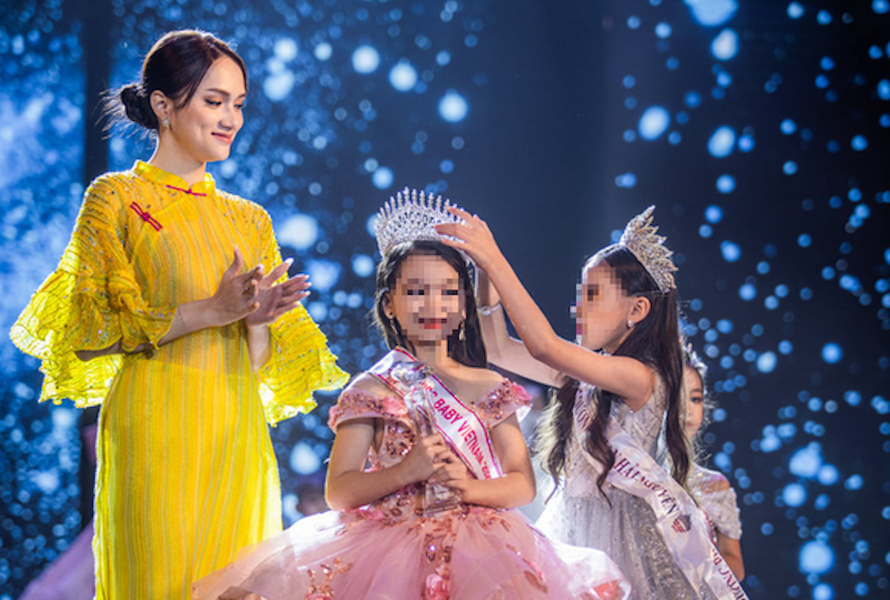 Hoa hậu Hương Giang cùng Miss Baby Viet Nam 2019 trao vương miện cho Miss Baby Viet Nam 2020. 