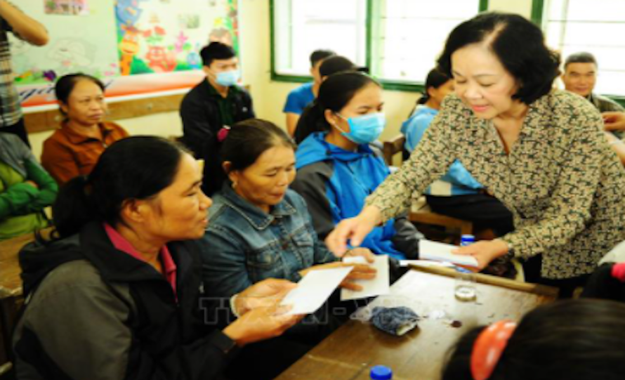 Đồng chí Trương Thị Mai trao quà động viên người dân gặp khó khăn do bão lũ tại xã Cam Tuyền, Cam Lộ, Quảng Trị