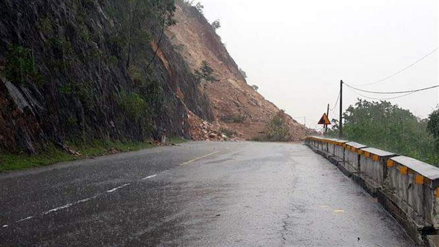 Quốc lộ 46B đoạn qua huyện Thanh Chương Nghệ An bị sạt lở nghiêm trọng do mưa lũ (Ảnh chụp ngày 30/10).