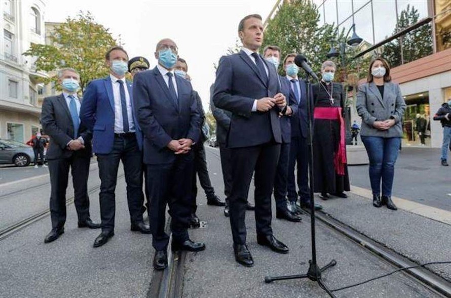 Tổng thống Pháp Emmanuel Macron phát biểu tại thành phố Nice, nơi xảy ra vụ tấn công bằng dao khiến 3 người thiệt mạng ngày 29/10/2020. Ảnh: AP/TTXVN