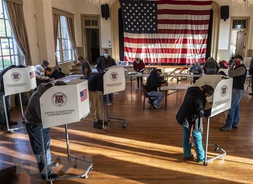 Cử tri bỏ phiếu trong Ngày tổng tuyển cử tại điểm bầu ở Hillsboro, bang Virginia ngày 3/11. (Ảnh: AFP/TTXVN)