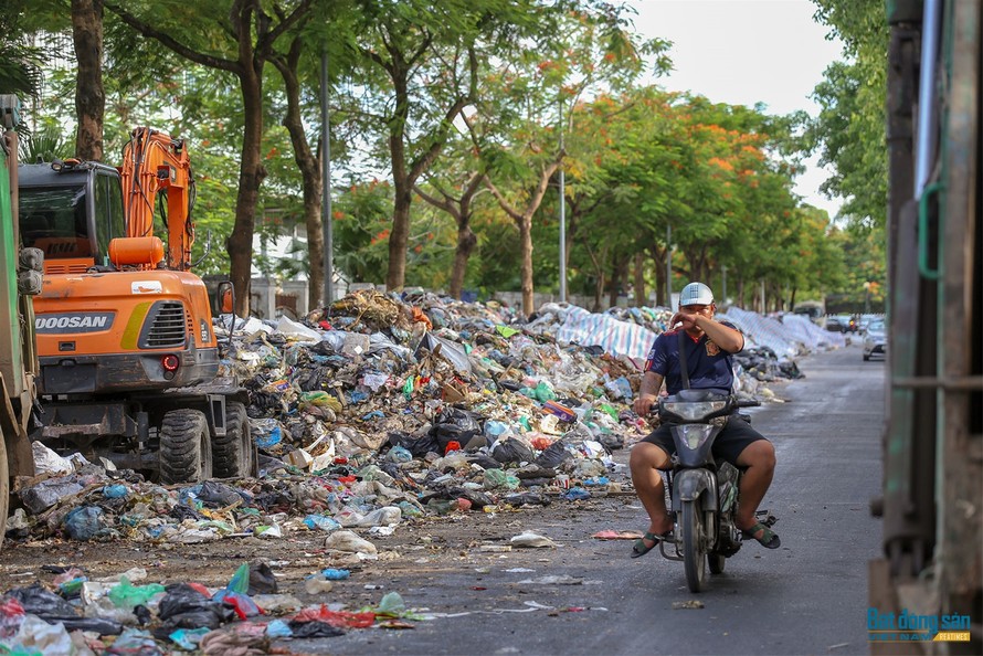 Phó chủ tịch Hà Nội: Xử lý nhà thầu để rác tồn đọng trên phố