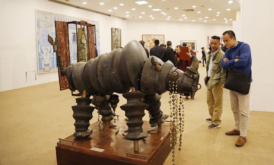 Việc nhiều tác phẩm trưng bày bị hư hỏng đã gây ồn ào tại Triển lãm Mỹ thuật Việt Nam mấy ngày qua.