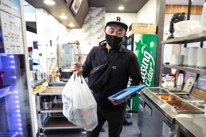 Ông Kim Chan-su nhận đồ ăn đi giao tại một nhà hàng ở Incheon.