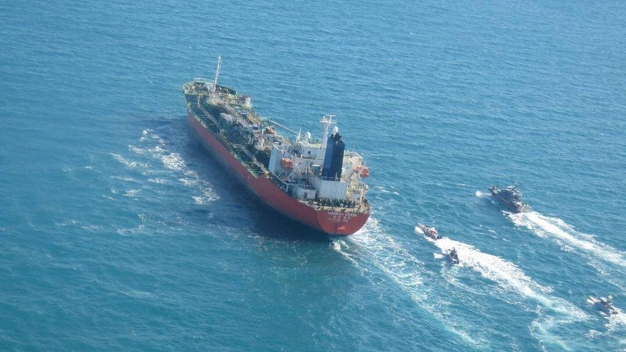 Xuồng cao tốc của IRGC hộ tống tàu chở dầu HANKUK CHEMI tại vùng Vịnh ngày 4/1/2021. 