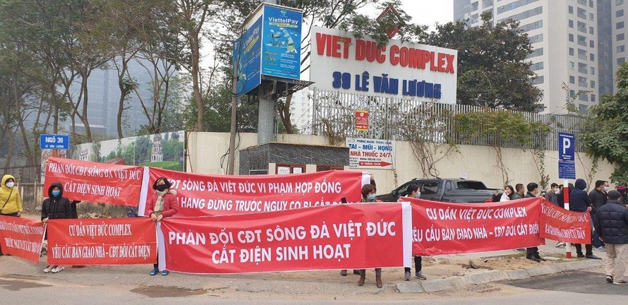 Chung cư Việt Đức Complex: Cắt điện ép dân ký nhận bàn giao để trốn tiền phạt?