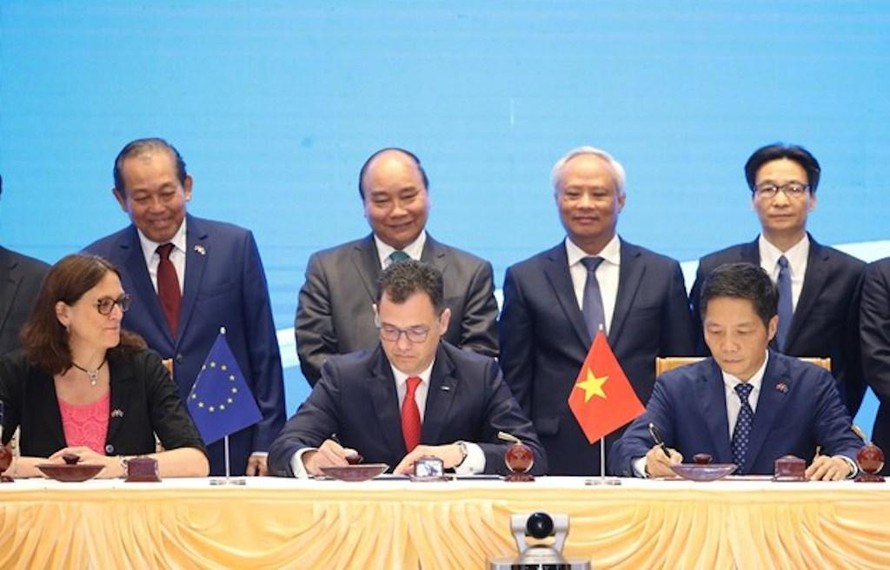 Thủ tướng Nguyễn Xuân Phúc chứng kiến ký Hiệp định Thương mại tự do giữa Việt Nam và Liên minh châu Âu.