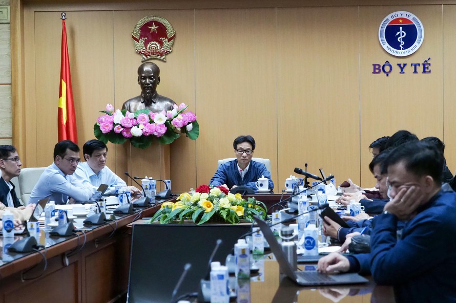 Phó Thủ tướng Chính phủ Vũ Đức Đam và Bộ trưởng Bộ Y tế đã tổ chức cuộc họp khẩn trực tuyến với hai tỉnh Quảng Ninh và Hải Dương.