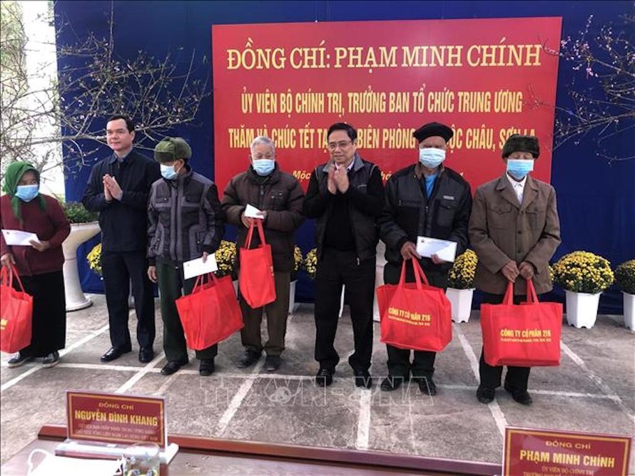 Ủy viên Bộ Chính trị, Trưởng ban Tổ chức Trung ương Phạm Minh Chính tặng quà cho người dân tại xã Lóng Sập, huyện Mộc Châu.