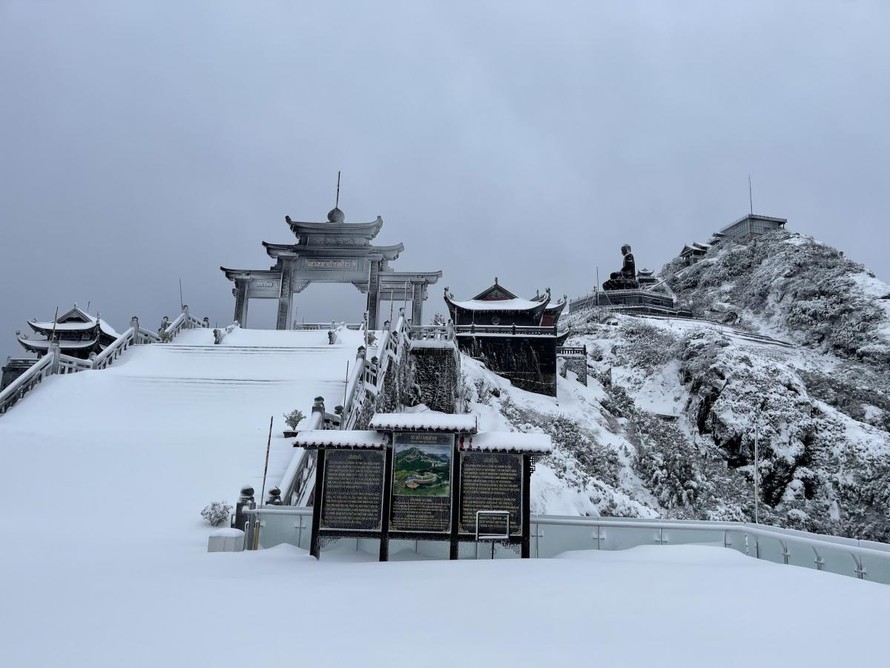 Vì sao xảy ra mưa tuyết trên đỉnh Fansipan ngày cận Tết?