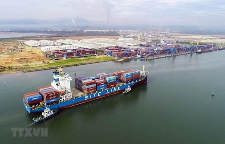 Tàu 22.000 tấn vào bốc xếp hàng hóa tại cảng Chu Lai. Ảnh minh họa. (Ảnh: TTXVN)