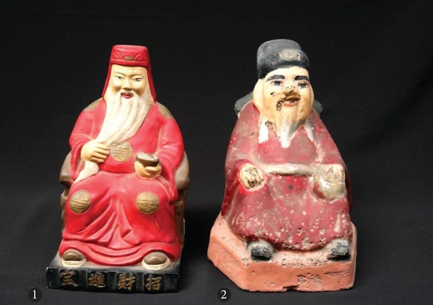 Tượng Thần Tài (trái) chất liệu composite hiện đại, và gốm men màu Lái Thiêu.
