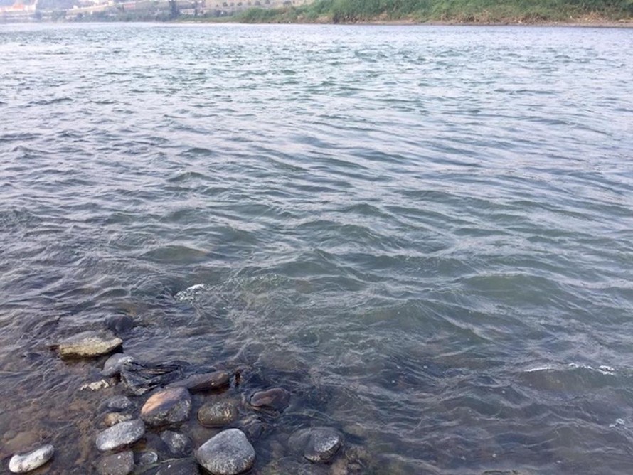 Những ngày gần đây, nước sông Hồng đoạn chảy qua TP Lào Cai lại xanh trong chứ không có màu hồng đục như thường thấy.