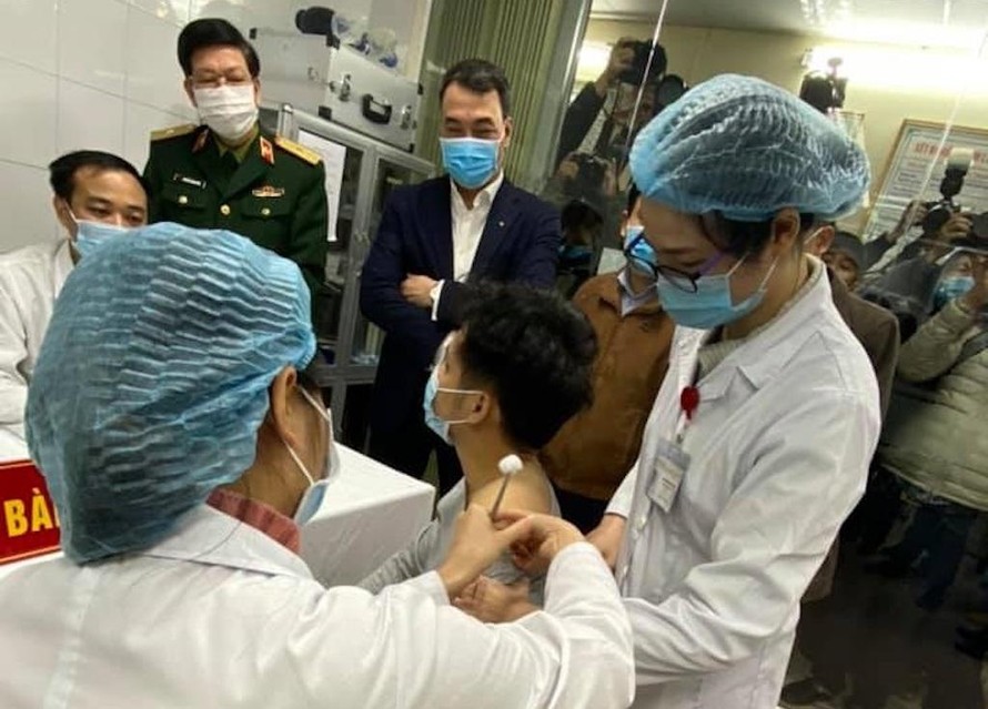 Một tình nguyện viên tiêm thử nghiệm vaccine Nano Covax do Việt Nam sản xuất.