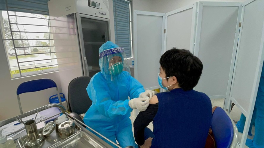 Cán bộ y tế tại BV Bệnh nhiệt đới Trung ương được ưu tiên tiêm vaccine COVID-19. 