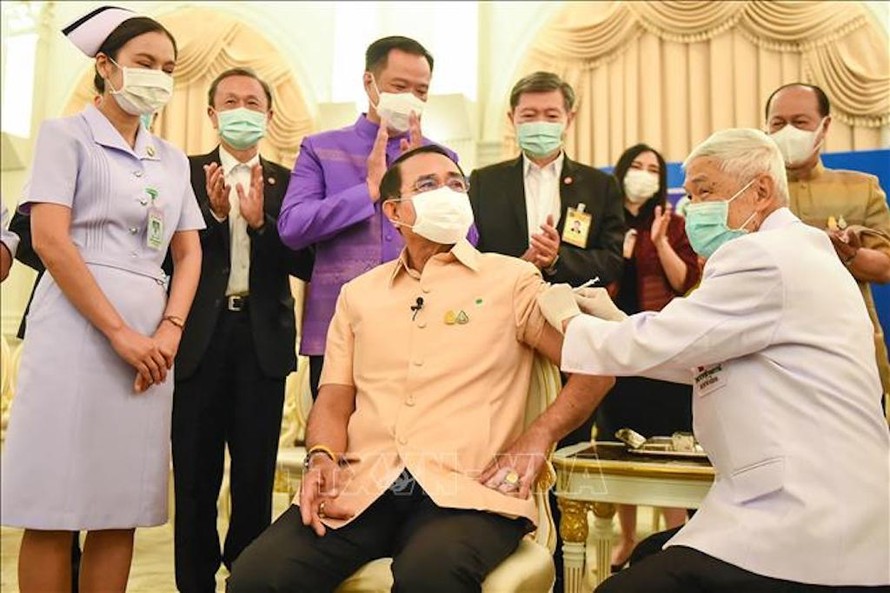 Thủ tướng Thái Lan tiêm chủng vaccine ngừa COVID-19 của AstraZeneca