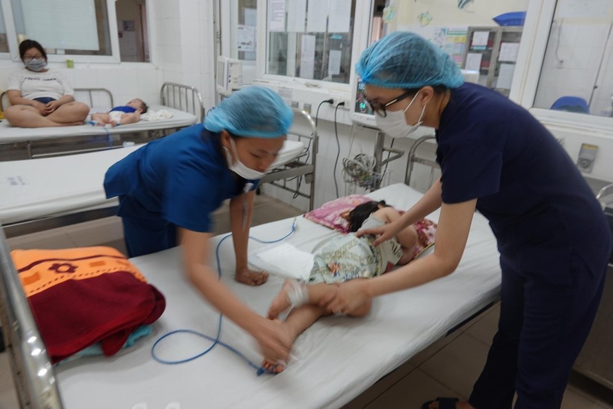 Tại tỉnh Quảng Nam, đã có nhiều ca mắc tay chân miệng ở thể nặng, có nhiều biến chứng, thậm chí phải thở máy, lọc máu. 