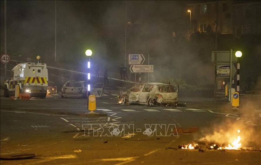 Ô tô bị đốt cháy trong vụ bạo động đường phố tại Newtownabbey, phía bắc Belfast, Bắc Ireland, ngày 3/4/2021. Ảnh: AFP/ TTXVN