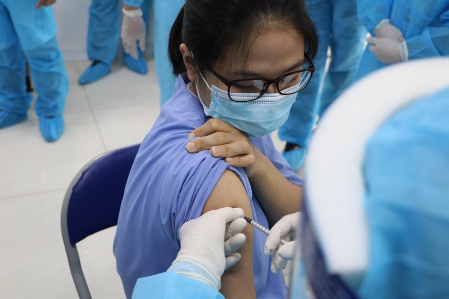 Tiêm vaccine cho đội ngũ y, bác sỹ tại Bệnh viện Bệnh Nhiệt đới Trung ương.